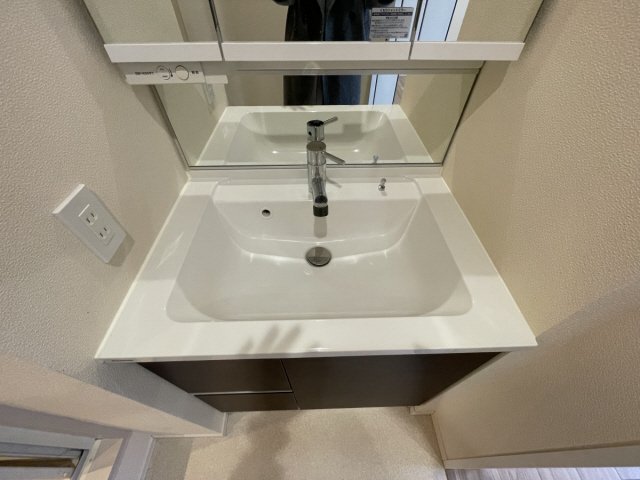 洗面設備　写真は同マンションの他のお部屋のものです