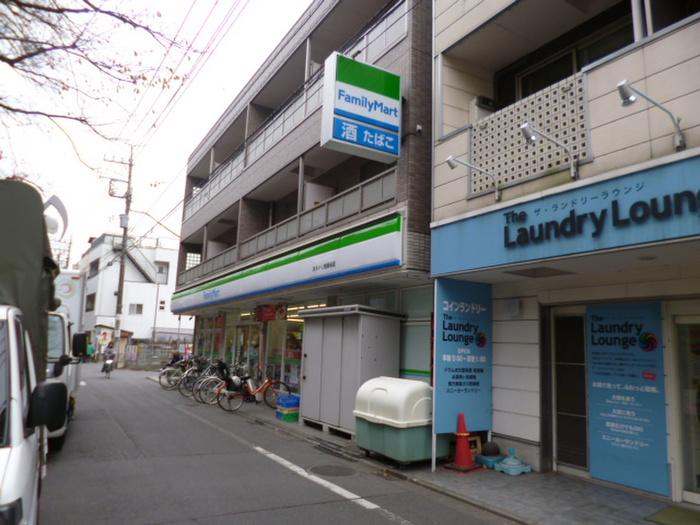 コンビニ　ファミリーマート（コンビニ）まで380m