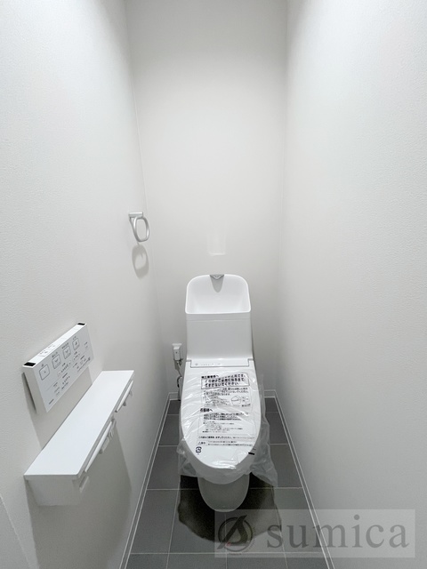 トイレ　人気アイテムの温水洗浄便座。清潔感のあるトイレです。