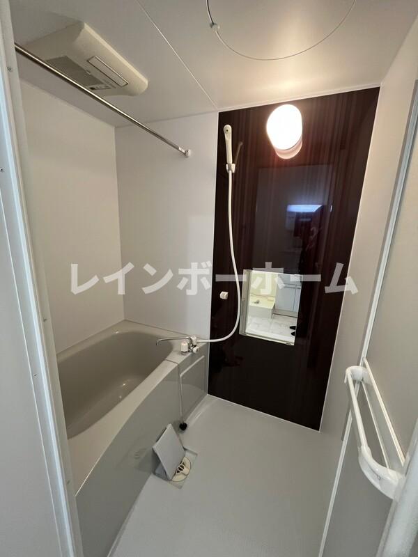 バス・シャワールーム　コンパクトで使いやすいお風呂です
