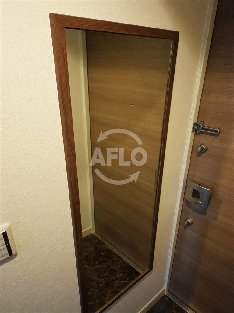 玄関　レオンコンフォート難波ミラージュ　玄関姿鏡