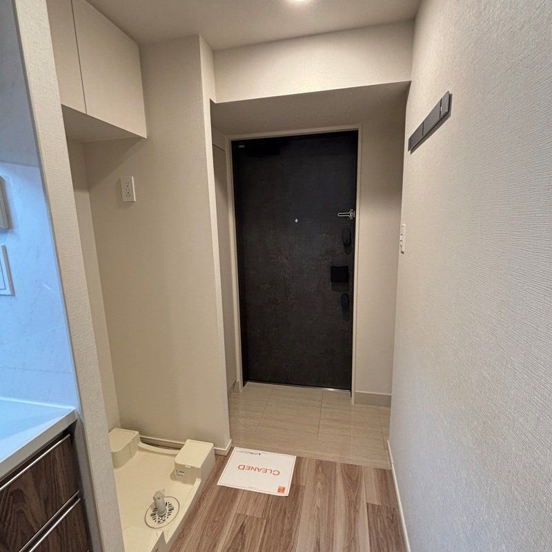 玄関　※同タイプの別のお部屋です。