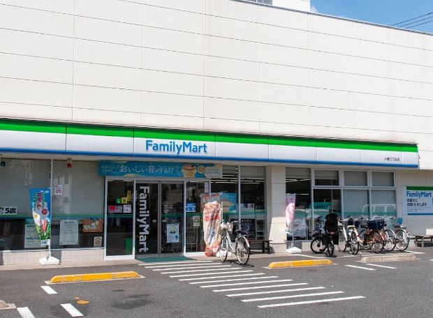 コンビニ　ファミリーマート（コンビニ）まで457m