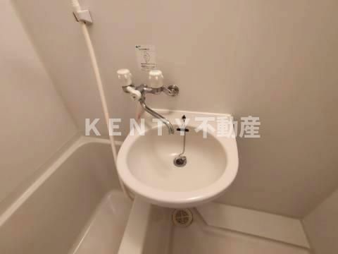 洗面設備　明るい洗面所です