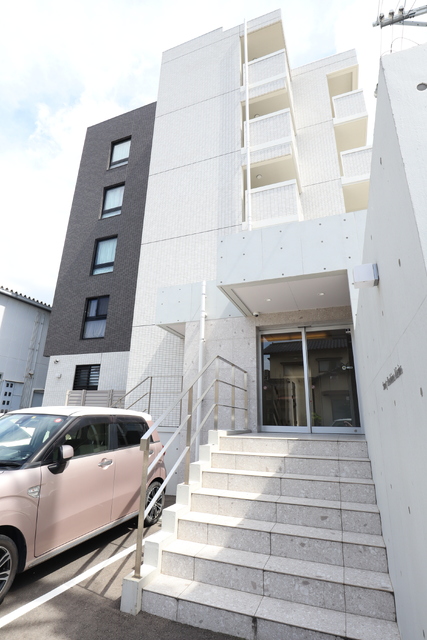 建物外観　防犯カメラ付きオートロックセキュリティ★宅配ＢＯＸも設置して