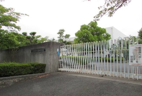 中学校　富田林市立葛城中学校（中学校）まで332m