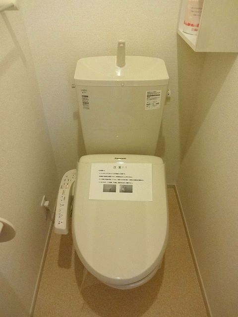 トイレ　温水洗浄便座完備・小物収納棚あり