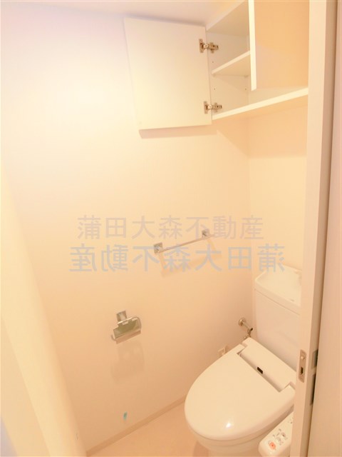 トイレ　棚収納と温水洗浄暖房便座付きのトイレ