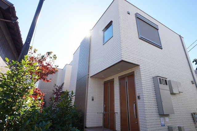 建物外観　季節ごとの植栽に彩られたアプローチを抜けた先にある2階建て総