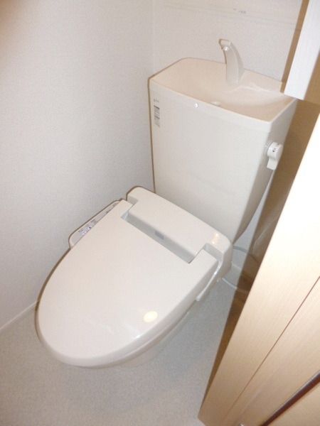 トイレ　☆　温水洗浄便座付きです　☆