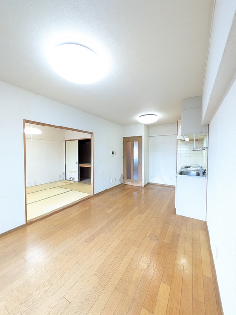居室・リビング　退去後すぐの状態です。