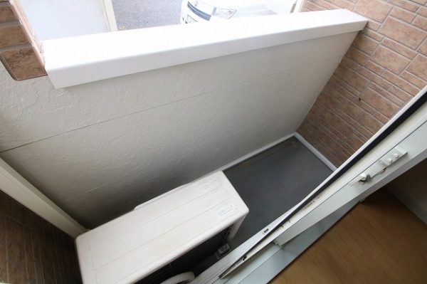 バルコニー　小ぶりながらも専用のベランダありで洗濯物干し◎