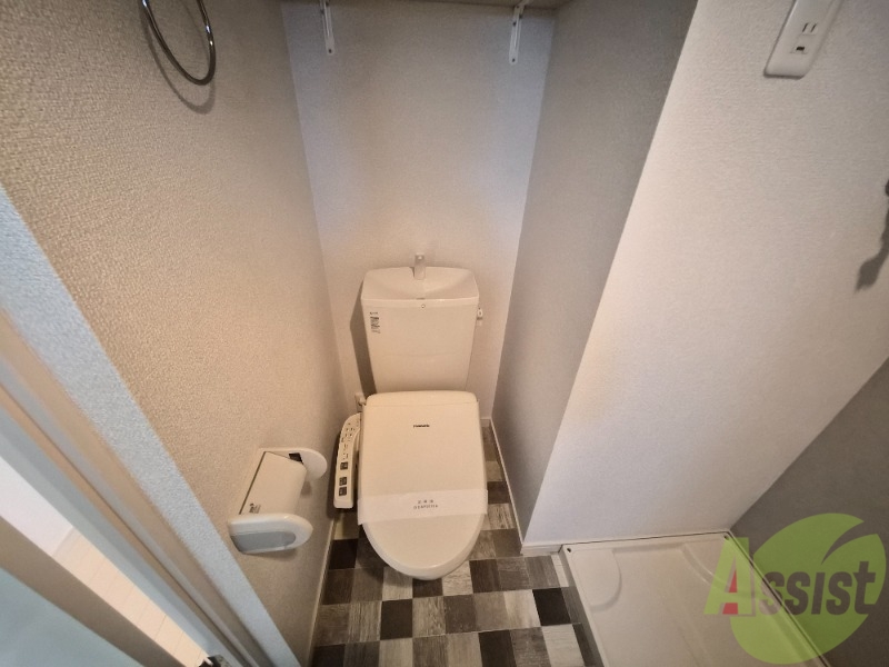 トイレ　温水洗浄便座なので快適に使用できそうですね。