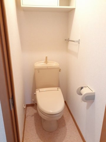 トイレ　落ち着いた色調のトイレです