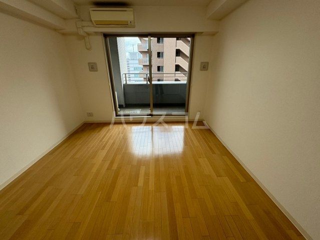 プラウドフラット新大阪の居間写真