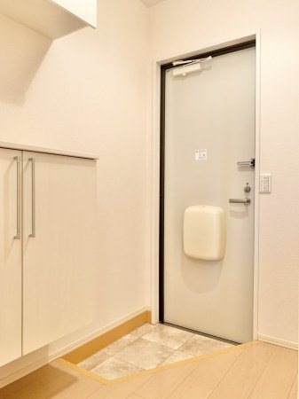 ＪＲ青梅線 小作駅 徒歩13分 2階建 築19年の玄関写真