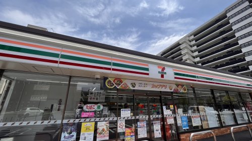 コンビニ　セブンイレブン（コンビニ）まで445m