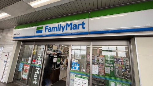 コンビニ　ファミリーマート（コンビニ）まで554m