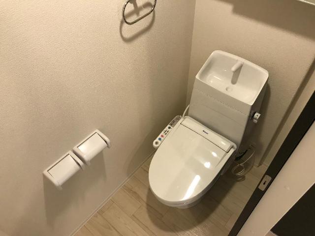 ＪＲ山陽本線 英賀保駅 徒歩15分 2階建 築8年のトイレ写真