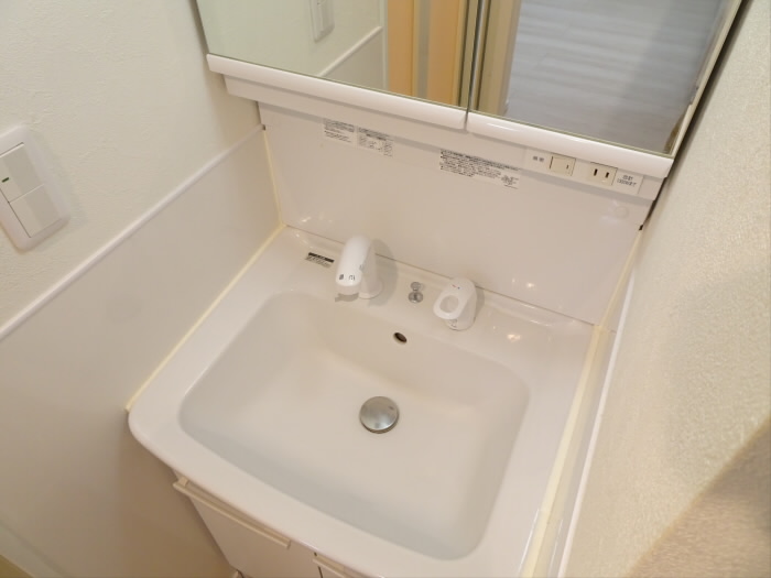 洗面設備　明るい洗面所です