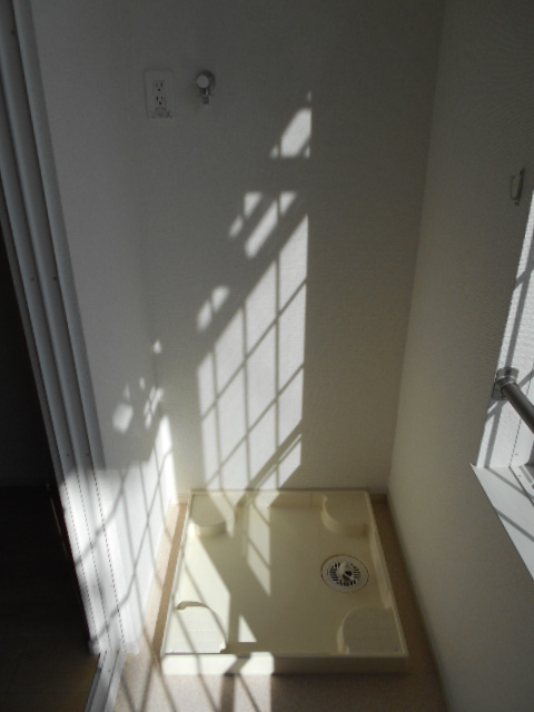 その他　屋内洗濯機置場（サンルーム内）完備