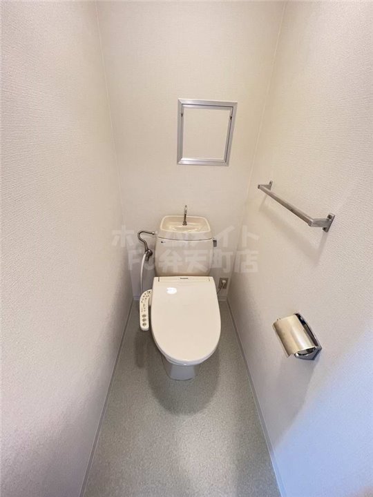 トイレ　落ち着いた色調のトイレです