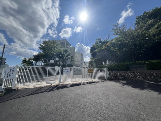 小学校　宝塚市立逆瀬台小学校（小学校）まで993m