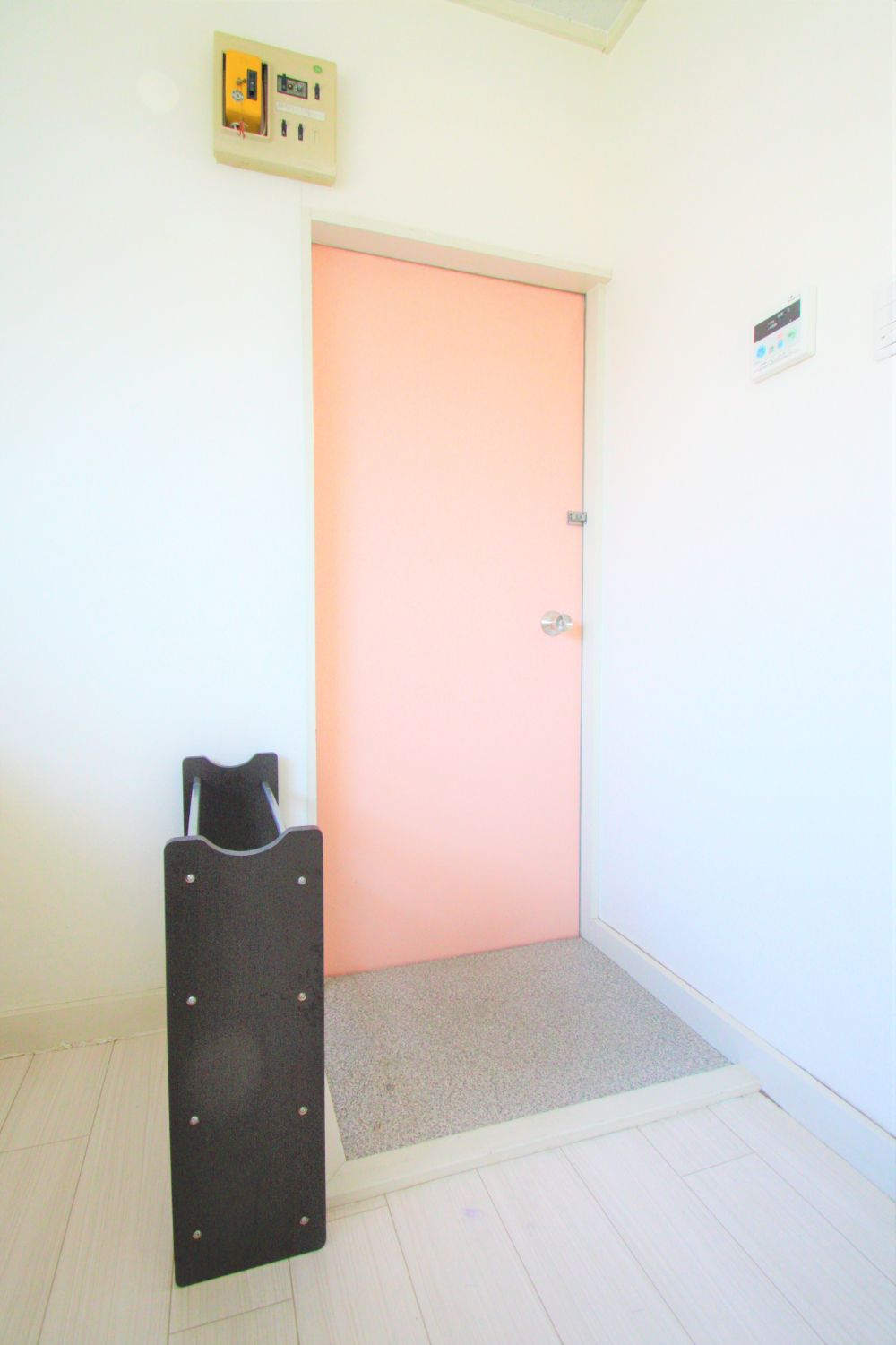 玄関　玄関にシューズクローク付。靴をすっきり収納♪