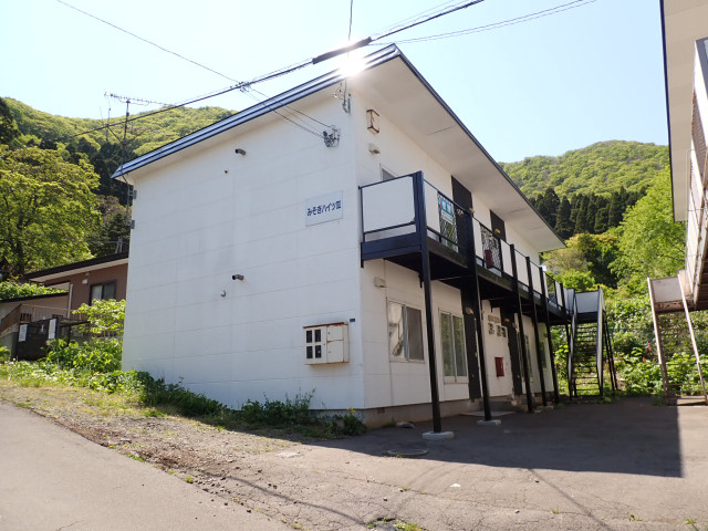 函館市谷地頭町のアパートの建物外観