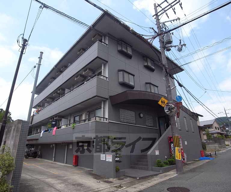 京都市右京区宇多野福王子町のマンションの建物外観
