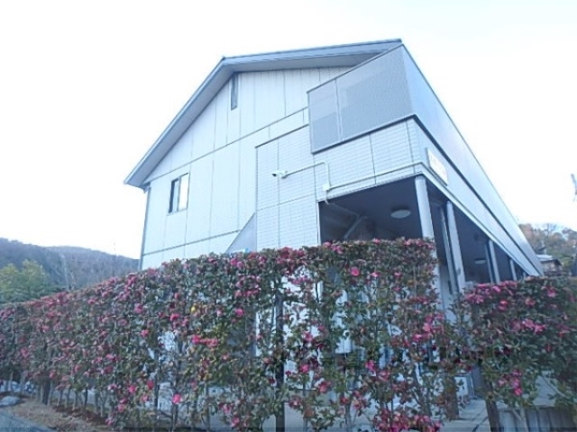 京都市山科区御陵封ジ山町のアパートの建物外観