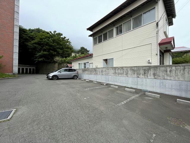 【函館市谷地頭町のマンションの駐車場】