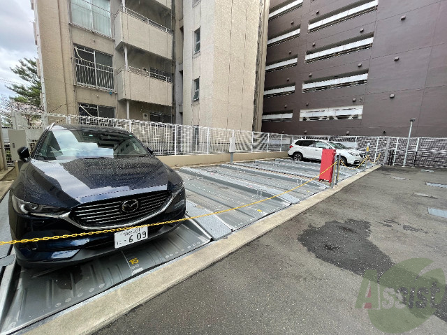 【仙台市宮城野区榴ケ岡のマンションの駐車場】