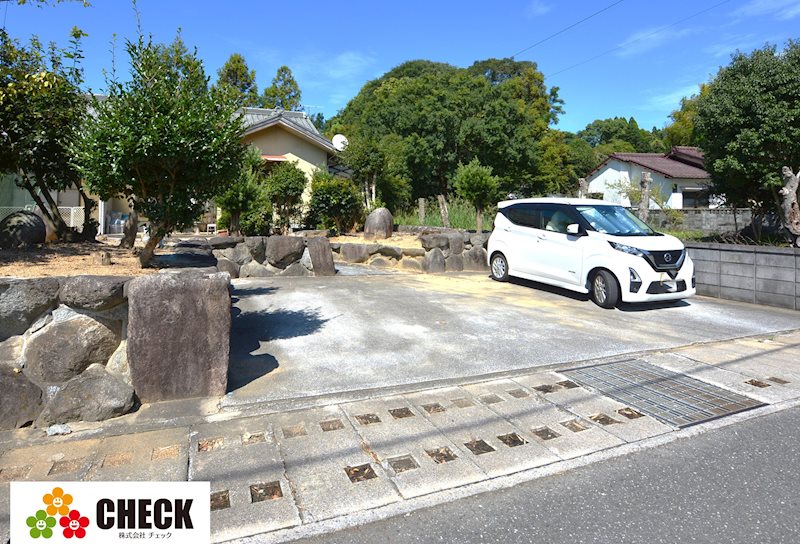 【植木アパートの駐車場】