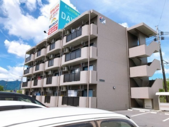 姶良市東餅田のマンションの建物外観