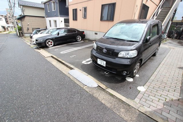 【広島市安佐南区長束西のアパートの駐車場】