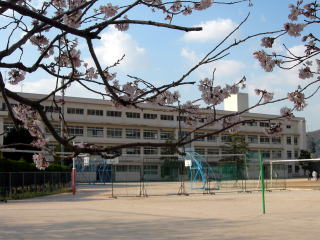 【広島市安佐南区長束西のアパートの中学校】