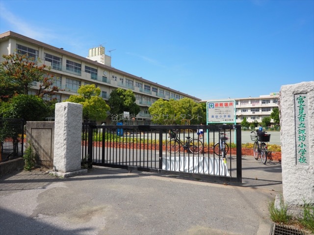 【シャインアイリスIIの小学校】