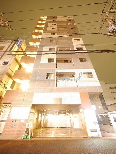 【横浜市西区浜松町のマンションの建物外観】