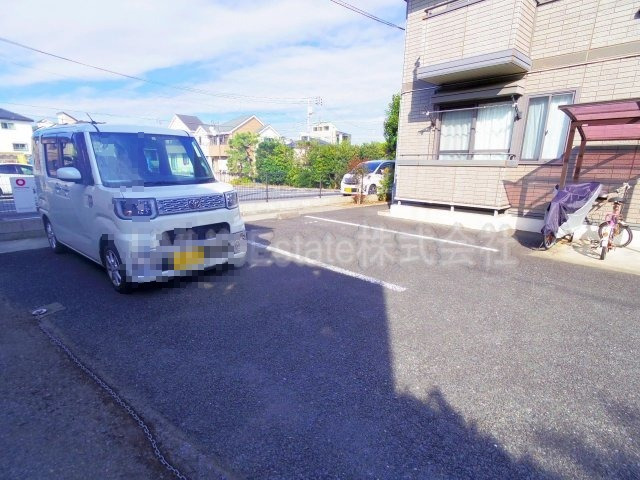 【東大和市芋窪のアパートの駐車場】