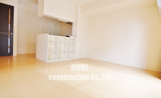 居室・リビング　※間取り反転。写真は中部屋のもの