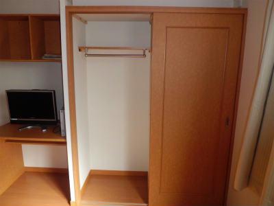 収納　丈の長い服も吊り下げられます。