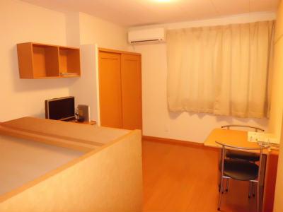 居室・リビング　明るい色合いの居室です。