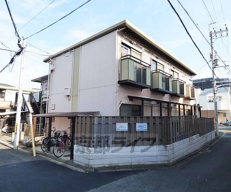 京都市右京区山ノ内荒木町のアパートの建物外観