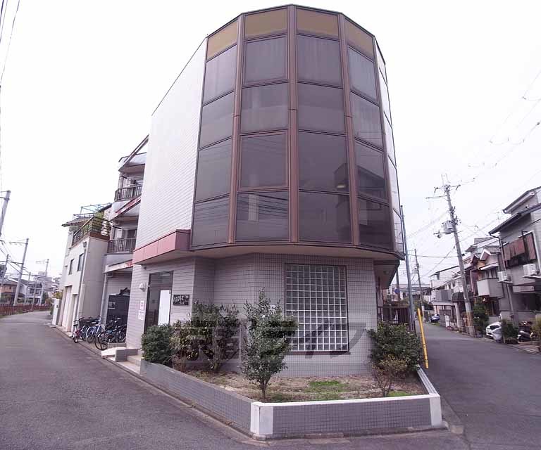 京都市左京区田中大久保町のマンションの建物外観