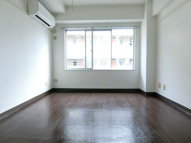 居室・リビング　大きな窓のそばで、読書や映画を楽しんで