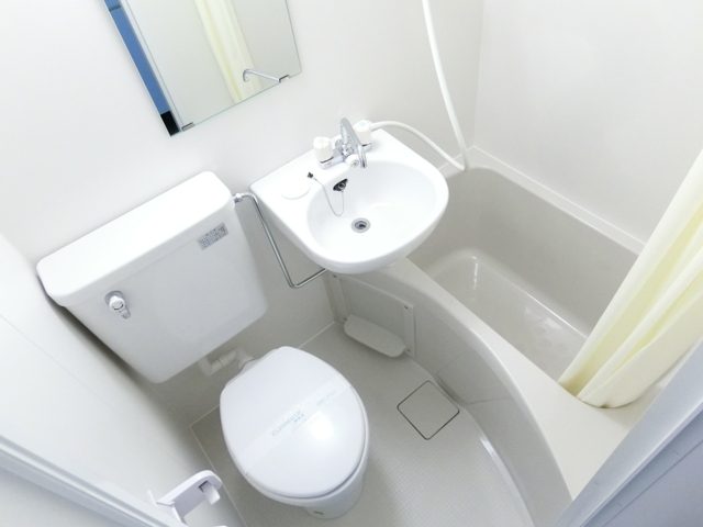 バス・シャワールーム　リフォームしてきれいなバスルーム。