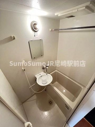 バス・シャワールーム　コンパクトで使いやすいお風呂です