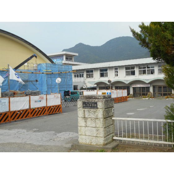 中学校　山ノ内町立山ノ内中学校（中学校）まで579m