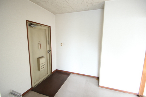 玄関　※別号室の写真です
